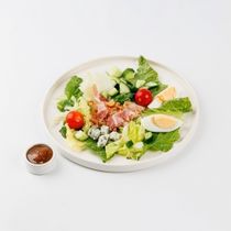 Салат ВкусВилл Овощной с беконом-яйцами-сыром Дор-блю-соусом 145 г ...